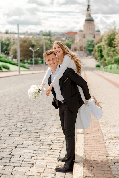 Mariée et marié marchant sur la route