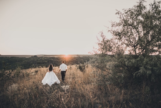 Mariée et marié en plein air