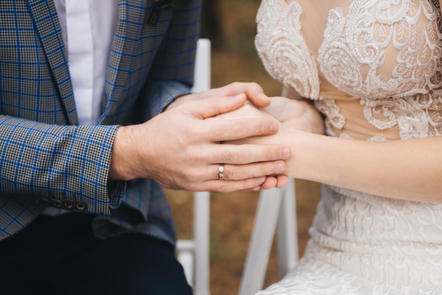 La mariée et le marié posant dans les bois