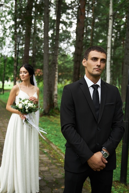 Mariée et marié posant dans la nature