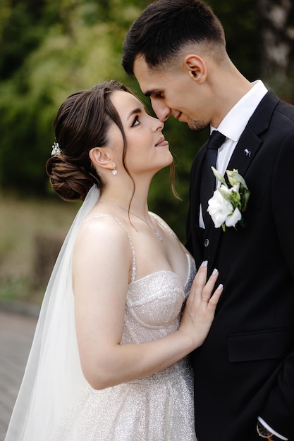 une mariée et un marié posent pour une photo