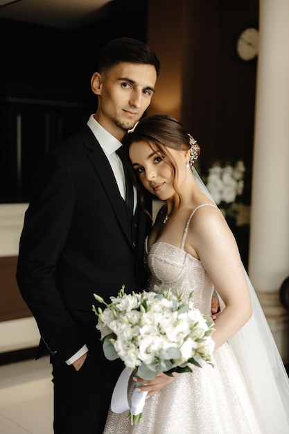 une mariée et un marié posent pour une photo