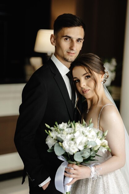 une mariée et un marié posent pour une photo