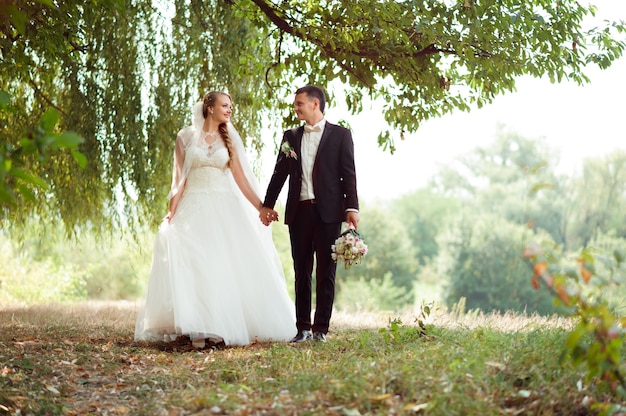 Mariée et le marié sur une promenade