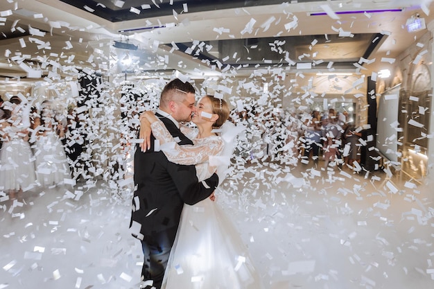 La mariée et le marié à la réception du mariage Tout est presque fini pour la cérémonie de mariage