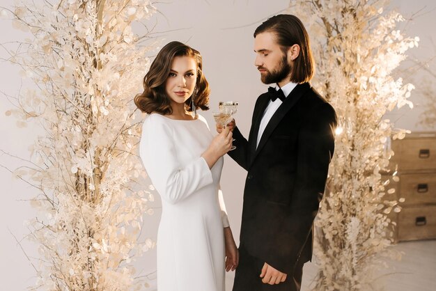 mariée et le marié en robes de mariée dans un intérieur lumineux portrait de famille mariage