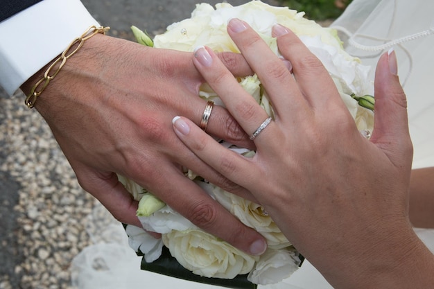 Mariée et un marié se tenant la main le jour du mariage