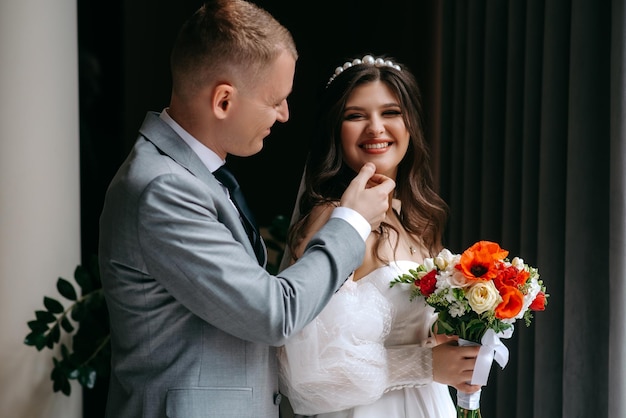 Photo une mariée et un marié sont les mariés et ils portent une robe de mariée