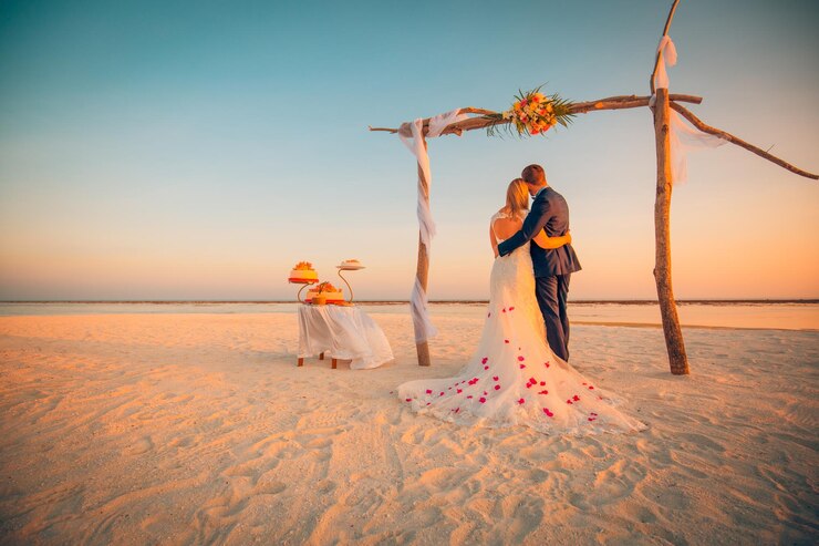 Photo la mariée et le marié sous arcade sur la plage. fond de mariage romantique. mariée et marié romantique