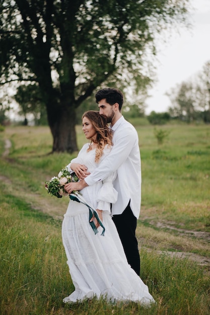 La mariée et le marié sur le terrain.