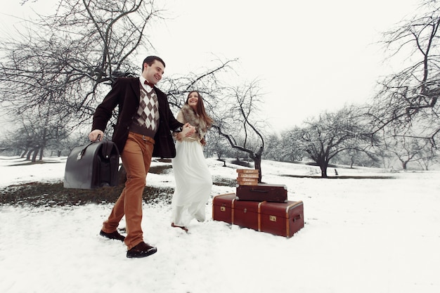 &quot;Mariée et mariée marchant sur la neige à l&#39;extérieur&quot;