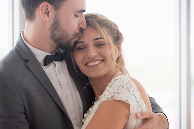 Mariée mariée en robe de mariée dans la cérémonie de mariage.