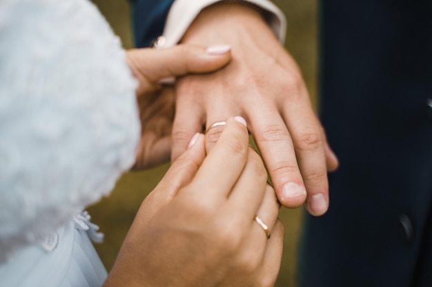 La mariée met une alliance au marié