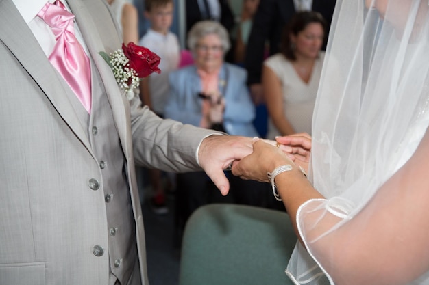 La mariée met l'alliance à son fiancé