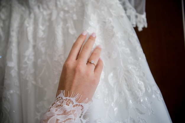 La mariée met une robe de mariée