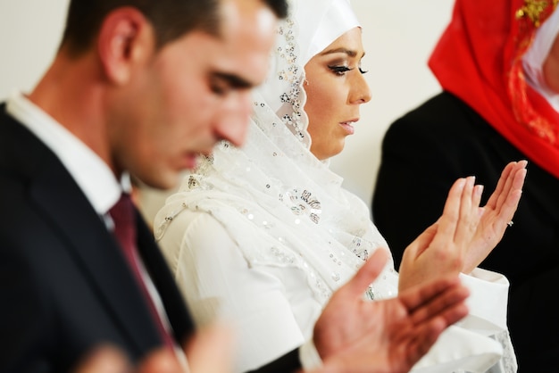Mariée musulmane à la mosquée lors d&#39;une cérémonie de mariage