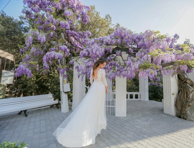 Mariée Outdors en robe de mariée