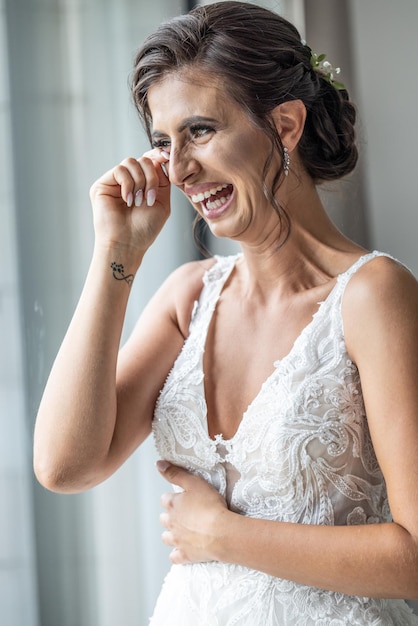 La mariée pleure des larmes de joie et rit émotionnellement le jour de son mariage