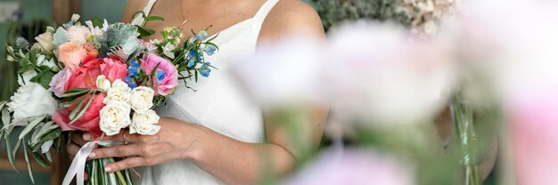 Mariée portant un beau bouquet de fleurs