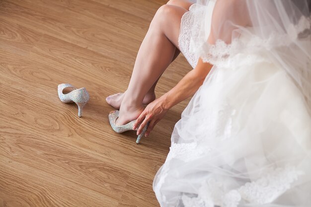 La mariée porte de belles chaussures