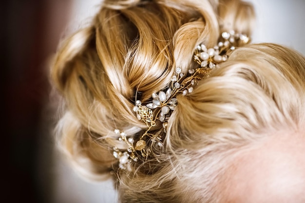 Une mariée porte une coiffure avec un bandeau floral et un bandeau.
