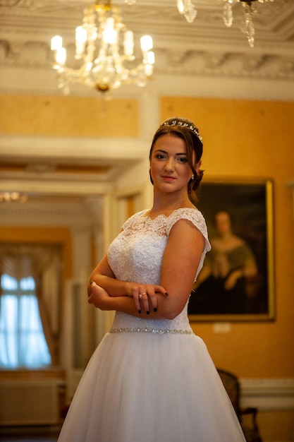 Une mariée pose dans le salon de l'hôtel royal de dublin