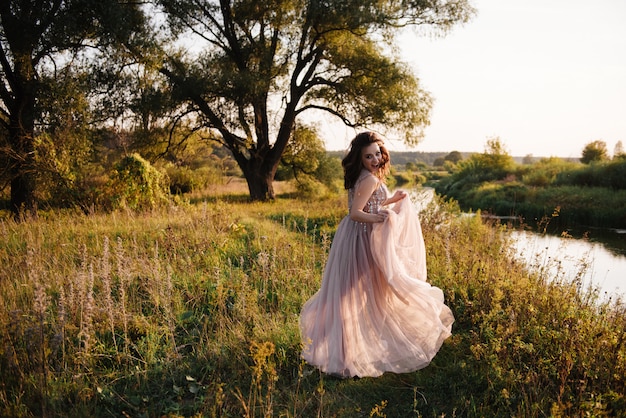 Mariée, poser, champ, près, rivière, Coucher soleil