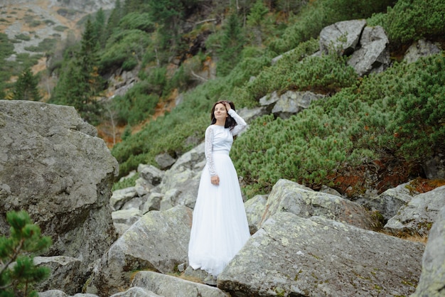 Mariée, poser, rochers