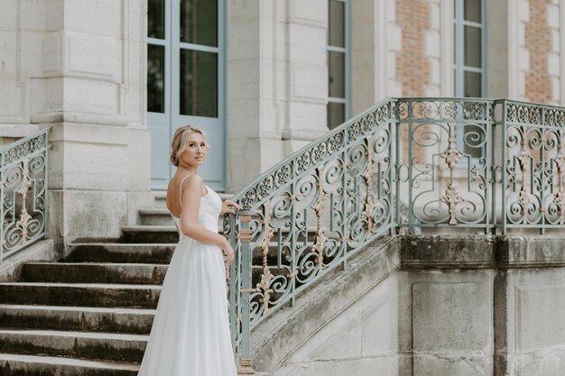 Mariée près du château en France