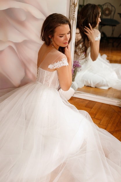 Mariée près du miroir le jour du mariage