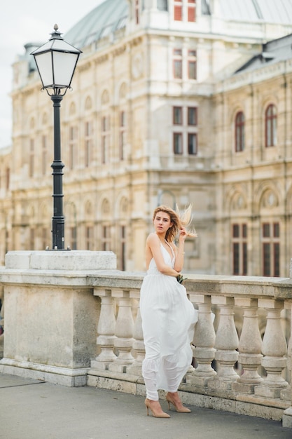 Mariée près du vieux bâtiment