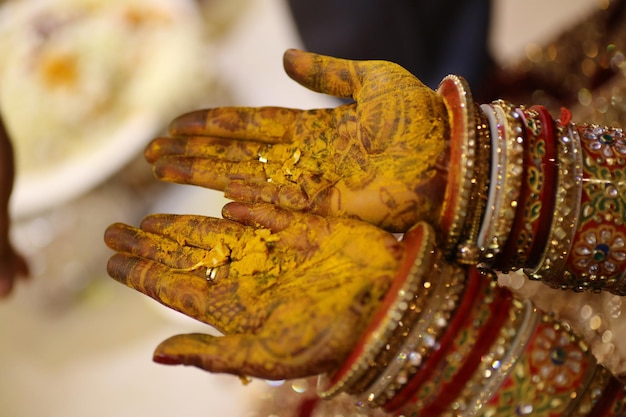 Photo une mariée prie pour son mariage.