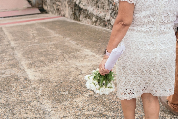 Mariée quittant la cérémonie de mariage