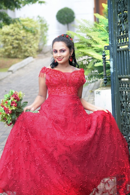 Photo la mariée rayonnante en robe rouge