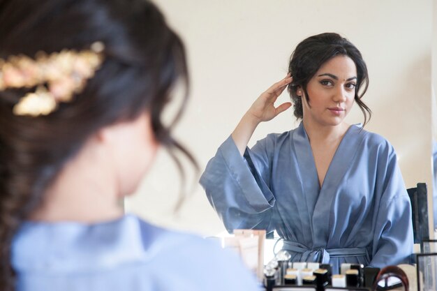 La mariée regarde son maquillage