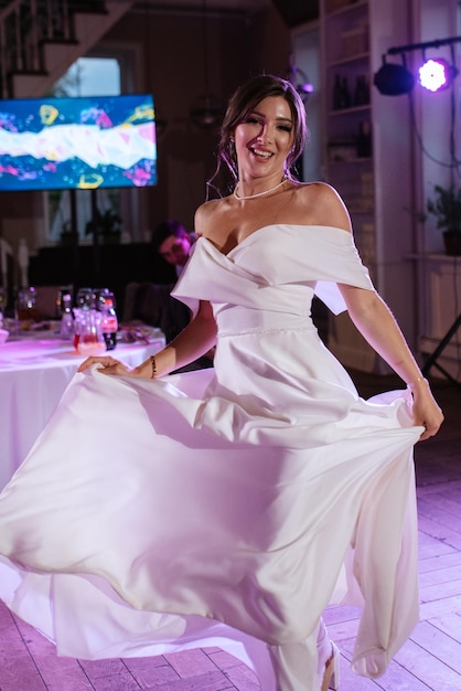 La mariée en robe blanche danse émotionnellement