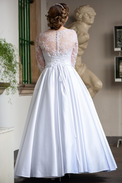 Une mariée en robe blanche