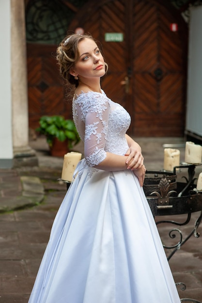 Une mariée en robe bleue