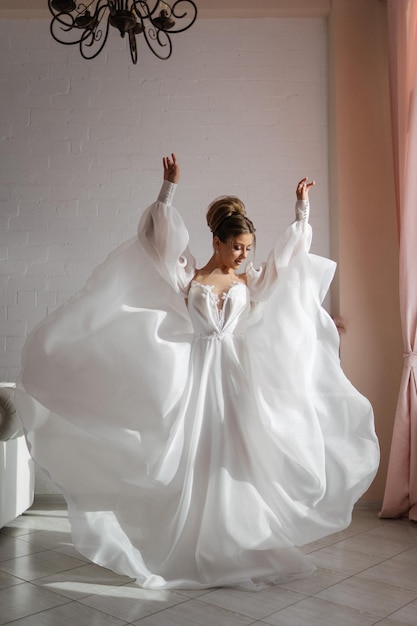 Mariée avec une robe fluide Robe blanche comme un nuage Tissu volant élégant Tissu flottant