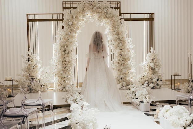 Une mariée en robe longue de mariée blanche se rend à la décoration de luxe