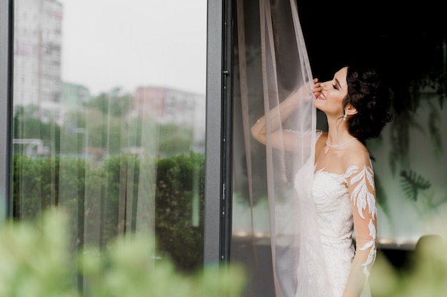 Mariée en robe de mariée au café.