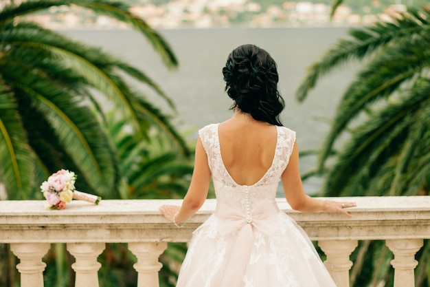 Robe De Mariée Sur Un Cintre Avec Des Fleurs Isolées Sur Fond Blanc Banque  D'Images et Photos Libres De Droits. Image 210252929