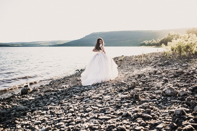 mariée en robe de mariée heureuse et riante