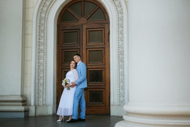 Mariée en robe de mariée légère au marié en costume bleu