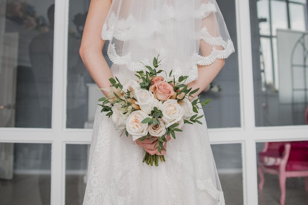 Mariée en robe de mariée tenant un bouquet