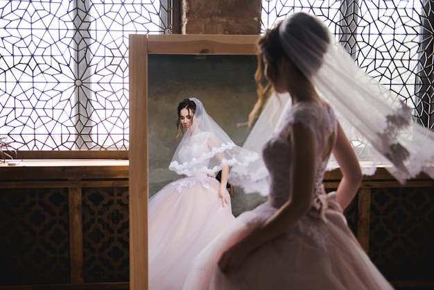 La mariée se rassemble le matin près du miroir