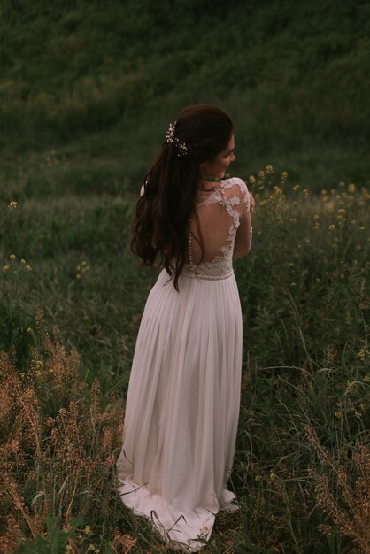 Mariée séjournant dans le parc