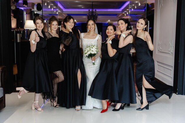 une mariée et ses demoiselles d'honneur posent pour une photo