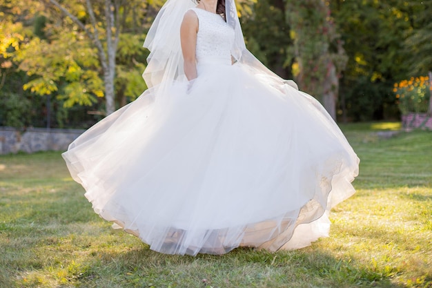 La mariée seule dans le pré sous le soleil