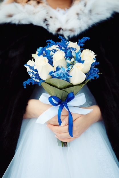 Mariée tenant le bouquet de callas fraîches lilly. Bouquet de mariage d'hiver créatif